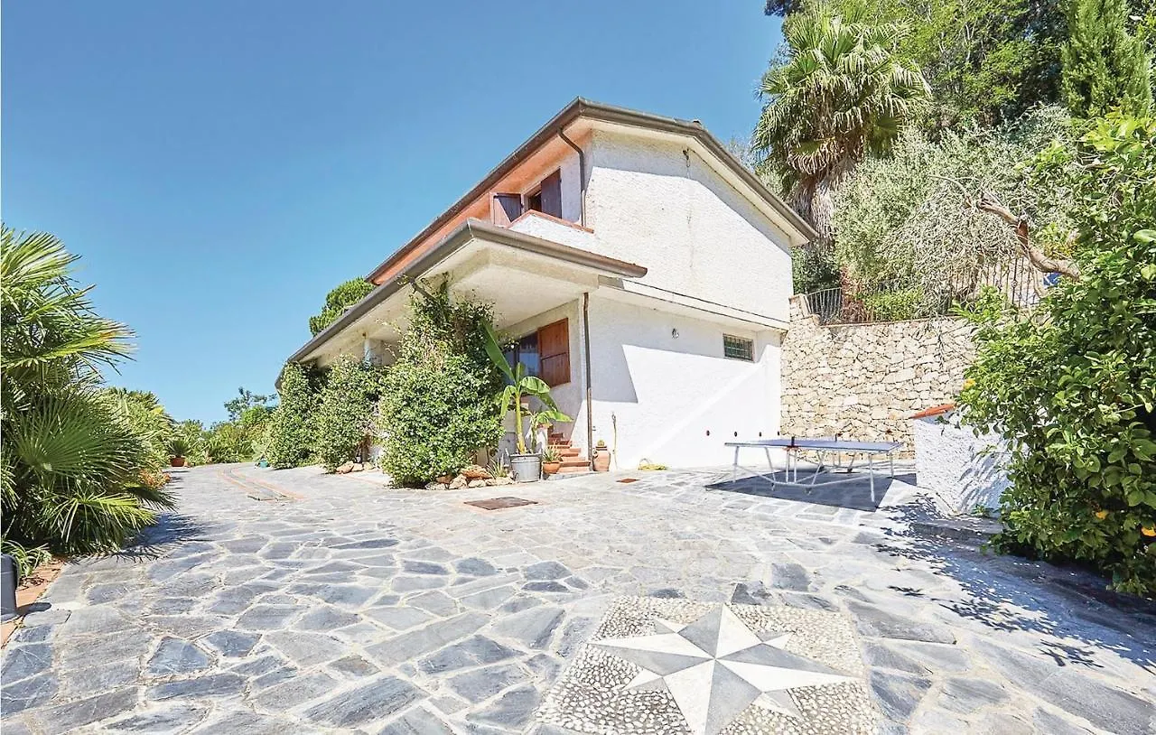 Apartment La Luna Mommio Italy